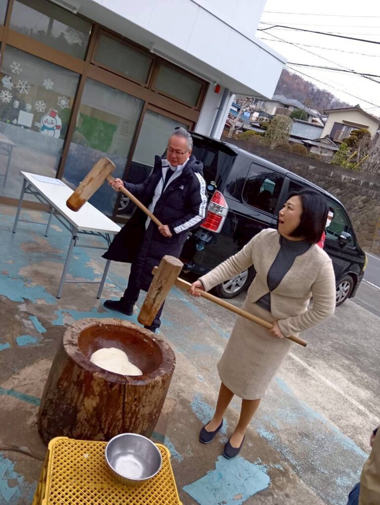 仕事納めに餅つき大会を開催しました（12月27日）