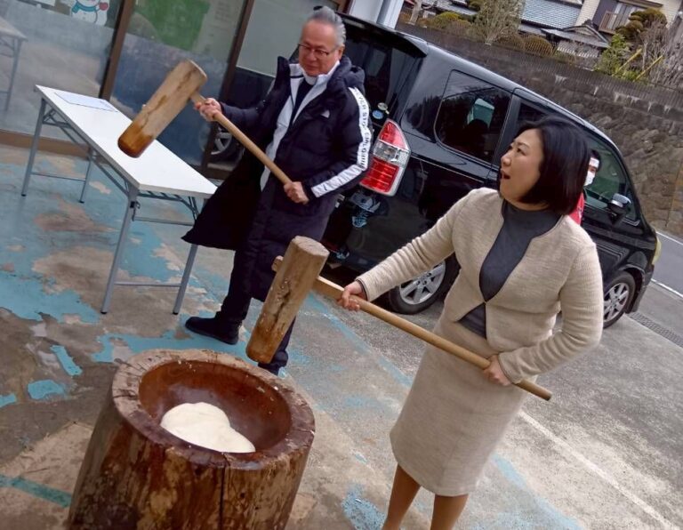 仕事納めに餅つき大会を開催しました（12月27日）