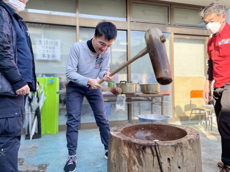 仕事納めに餅つき大会を開催しました（12月27日）